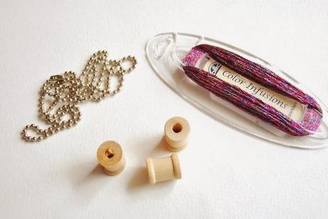 Diy....Collar con pequeñas bobinas de hilo.
