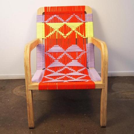 Silla artesanal de madera tapizada con cuerdas de colores (de Pacific Wonderland)