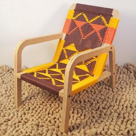 Silla artesanal de madera tapizada con cuerdas de colores (de Pacific Wonderland)