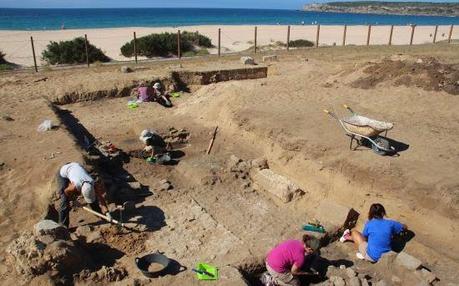 Descubren el primer mausoleo cristiano con mesa de ofrendas en Baelo Claudia, en Tarifa (Cádiz)