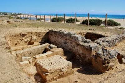 Descubren el primer mausoleo cristiano con mesa de ofrendas en Baelo Claudia, en Tarifa (Cádiz)