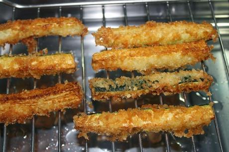 Para picar: Crujientes de calabacín con parmesano