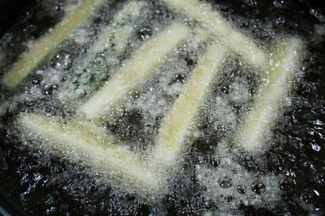 Para picar: Crujientes de calabacín con parmesano