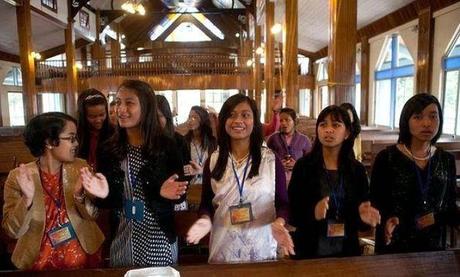 Colombia: miles de jóvenes llenan los templos evangélicos