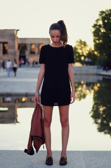 VESTIDO NEGRO Y SLIPPERS ANIMAL PRINT