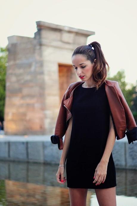 VESTIDO NEGRO Y SLIPPERS ANIMAL PRINT