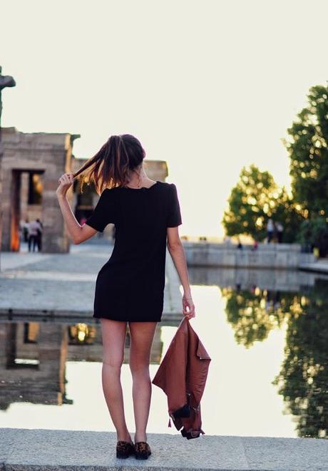 VESTIDO NEGRO Y SLIPPERS ANIMAL PRINT