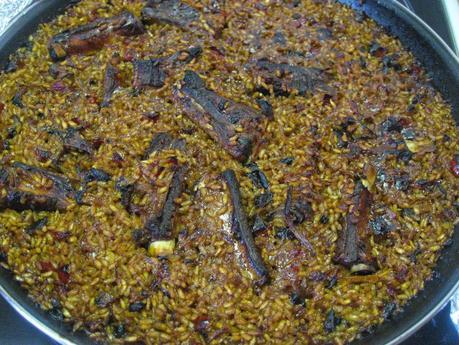 ARROZ CON COSTILLA DE CERDO Y CAMAGROCS