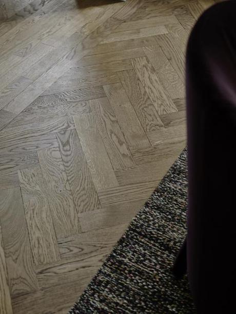 suelo de madera de roble en espiga sillas ant madera de nogal estilo nórdico escandinavo encimera de marmol cocina Elegante y cálido suelo de madera dormitorio cama en altillo cocina moderna mint cocina moderna azul blog decoracion interiores 