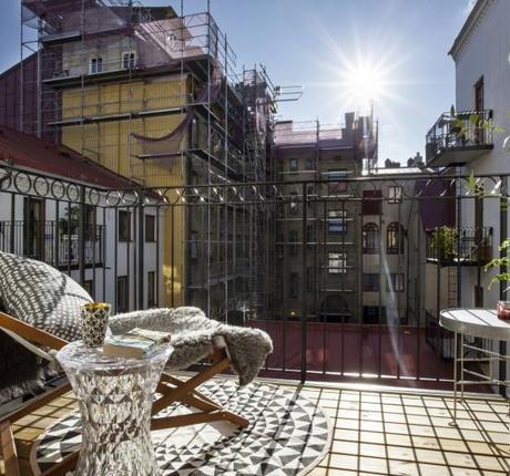 suelo de madera de roble en espiga sillas ant madera de nogal estilo nórdico escandinavo encimera de marmol cocina Elegante y cálido suelo de madera dormitorio cama en altillo cocina moderna mint cocina moderna azul blog decoracion interiores 