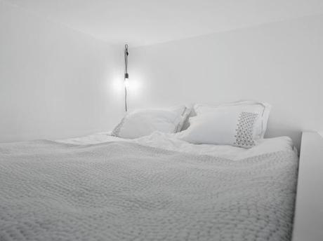 suelo de madera de roble en espiga sillas ant madera de nogal estilo nórdico escandinavo encimera de marmol cocina Elegante y cálido suelo de madera dormitorio cama en altillo cocina moderna mint cocina moderna azul blog decoracion interiores 