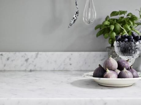 suelo de madera de roble en espiga sillas ant madera de nogal estilo nórdico escandinavo encimera de marmol cocina Elegante y cálido suelo de madera dormitorio cama en altillo cocina moderna mint cocina moderna azul blog decoracion interiores 