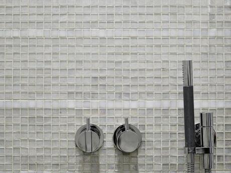 suelo de madera de roble en espiga sillas ant madera de nogal estilo nórdico escandinavo encimera de marmol cocina Elegante y cálido suelo de madera dormitorio cama en altillo cocina moderna mint cocina moderna azul blog decoracion interiores 