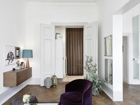 suelo de madera de roble en espiga sillas ant madera de nogal estilo nórdico escandinavo encimera de marmol cocina Elegante y cálido suelo de madera dormitorio cama en altillo cocina moderna mint cocina moderna azul blog decoracion interiores 