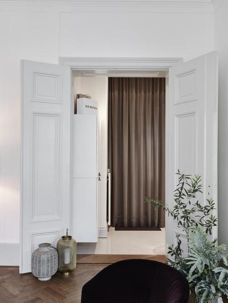 suelo de madera de roble en espiga sillas ant madera de nogal estilo nórdico escandinavo encimera de marmol cocina Elegante y cálido suelo de madera dormitorio cama en altillo cocina moderna mint cocina moderna azul blog decoracion interiores 