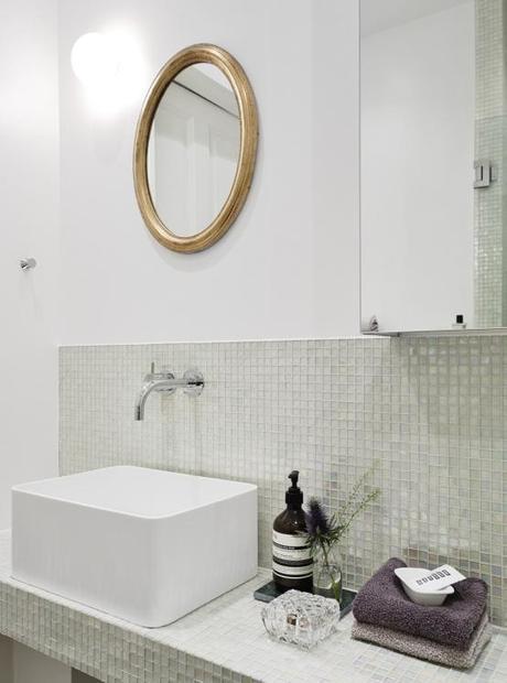 suelo de madera de roble en espiga sillas ant madera de nogal estilo nórdico escandinavo encimera de marmol cocina Elegante y cálido suelo de madera dormitorio cama en altillo cocina moderna mint cocina moderna azul blog decoracion interiores 