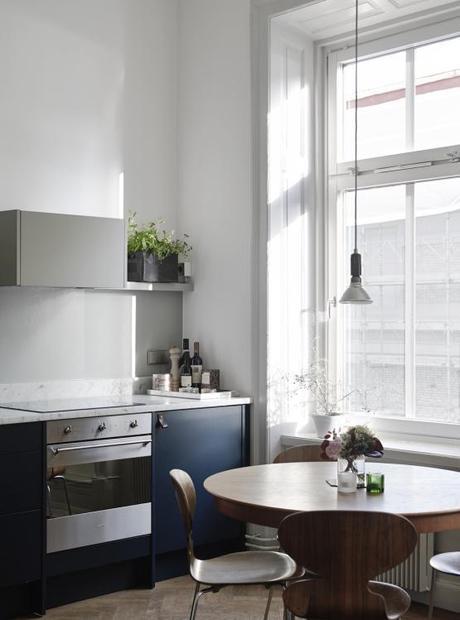 suelo de madera de roble en espiga sillas ant madera de nogal estilo nórdico escandinavo encimera de marmol cocina Elegante y cálido suelo de madera dormitorio cama en altillo cocina moderna mint cocina moderna azul blog decoracion interiores 