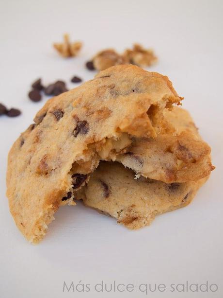 Galletas con gotas de chocolate y nueces caramelizadas