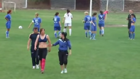 Portera de fútbol intenta agredir al árbitro y se quita la camiseta