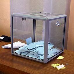 Urna transparente para el voto en las elecciones presidenciales francesas de 2007, By Rama (Own work) [CC-BY-SA-2.0-fr (http://creativecommons.org/licenses/by-sa/2.0/fr/deed.en)], via Wikimedia Commons