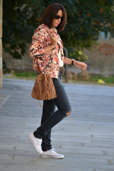 Look: Jeans + camisa blanca + chaqueta estampada + zapatillas