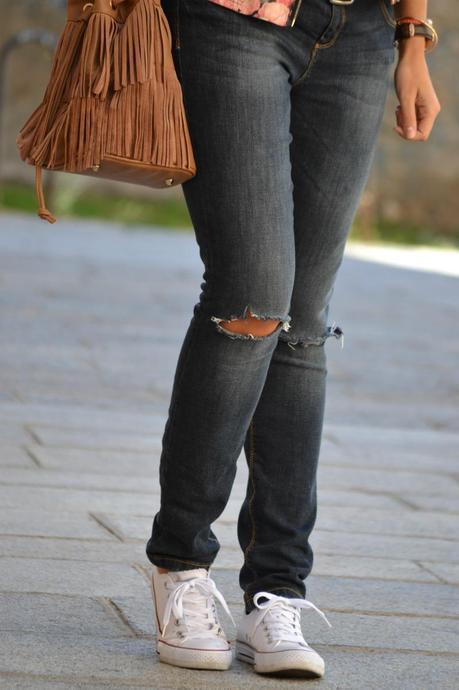 Look: Jeans + camisa blanca + chaqueta estampada + zapatillas