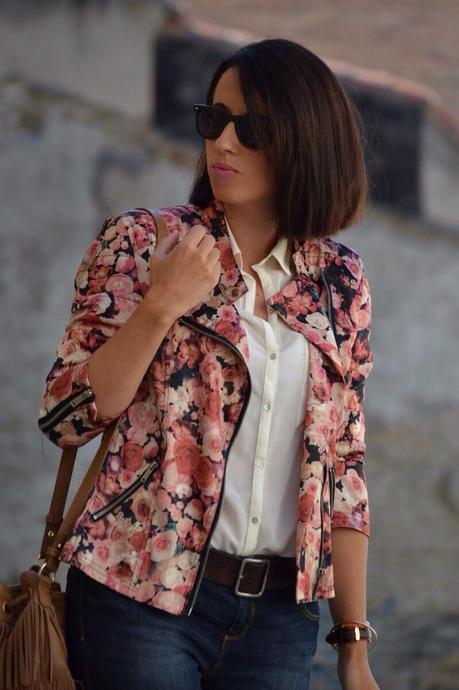 Look: Jeans + camisa blanca + chaqueta estampada + zapatillas
