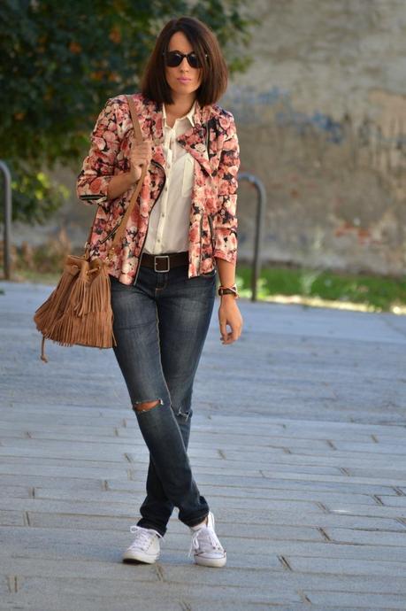 Look: Jeans + camisa blanca + chaqueta estampada + zapatillas