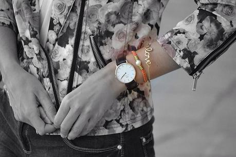 Look: Jeans + camisa blanca + chaqueta estampada + zapatillas