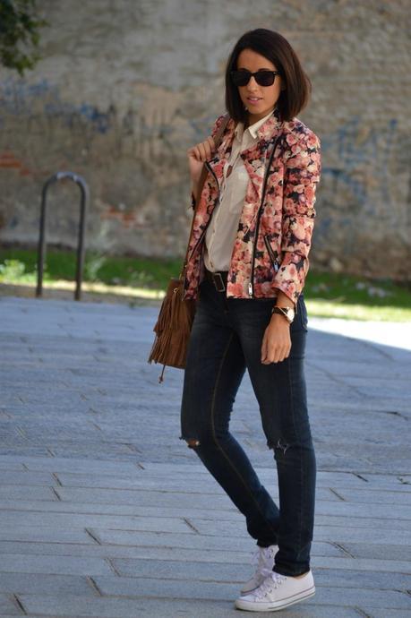 Look: Jeans + camisa blanca + chaqueta estampada + zapatillas