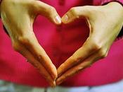 Mamá escucha latir corazón hija otro cuerpo