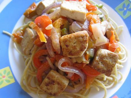 ESPAGUETTIS INTEGRALES CON TOFU Y VERDURAS