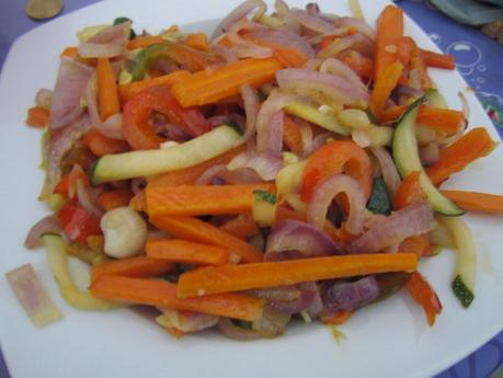 ESPAGUETTIS INTEGRALES CON TOFU Y VERDURAS