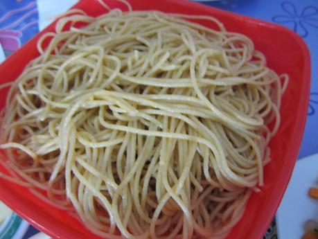 ESPAGUETTIS INTEGRALES CON TOFU Y VERDURAS