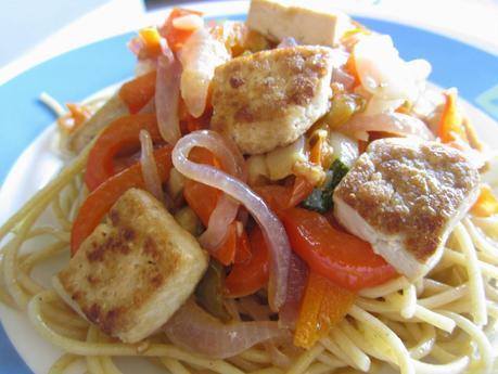 ESPAGUETTIS INTEGRALES CON TOFU Y VERDURAS