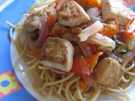 ESPAGUETTIS INTEGRALES CON TOFU Y VERDURAS