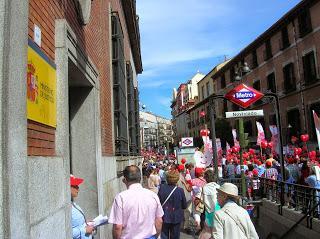 La manifestación pasando ante el Ministerio de Justicia Ministerio de Justicia, manifestación, aborto, mundoporlibre.com