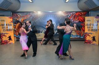 Parejas de bailarines de Tango hicieron un exhibición en la estación Corrientes de la línea H del subte