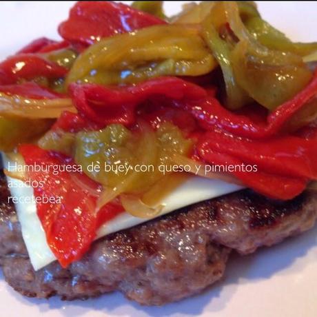 Hamburguesa de buey con queso y pimientos asados