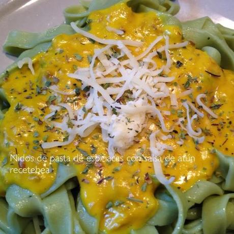 Nidos de pasta de espinacas con salsa de atún