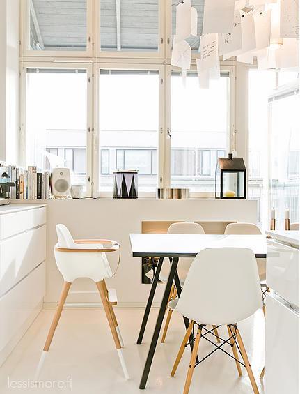 puro estilo nórdico moderno muebles de diseño librerias de obra grandes ventanales decoración en blanco casa de diseño blog decoración nórdica altos techos vigas blancas accesorios de diseño nórdico 