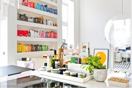 puro estilo nórdico moderno muebles de diseño librerias de obra grandes ventanales decoración en blanco casa de diseño blog decoración nórdica altos techos vigas blancas accesorios de diseño nórdico 