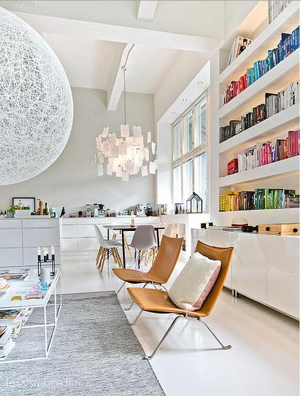puro estilo nórdico moderno muebles de diseño librerias de obra grandes ventanales decoración en blanco casa de diseño blog decoración nórdica altos techos vigas blancas accesorios de diseño nórdico 