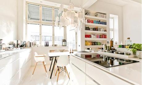 puro estilo nórdico moderno muebles de diseño librerias de obra grandes ventanales decoración en blanco casa de diseño blog decoración nórdica altos techos vigas blancas accesorios de diseño nórdico 