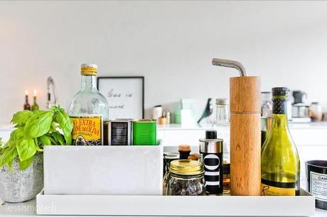 puro estilo nórdico moderno muebles de diseño librerias de obra grandes ventanales decoración en blanco casa de diseño blog decoración nórdica altos techos vigas blancas accesorios de diseño nórdico 