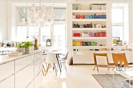 puro estilo nórdico moderno muebles de diseño librerias de obra grandes ventanales decoración en blanco casa de diseño blog decoración nórdica altos techos vigas blancas accesorios de diseño nórdico 
