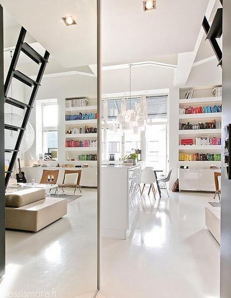 puro estilo nórdico moderno muebles de diseño librerias de obra grandes ventanales decoración en blanco casa de diseño blog decoración nórdica altos techos vigas blancas accesorios de diseño nórdico 