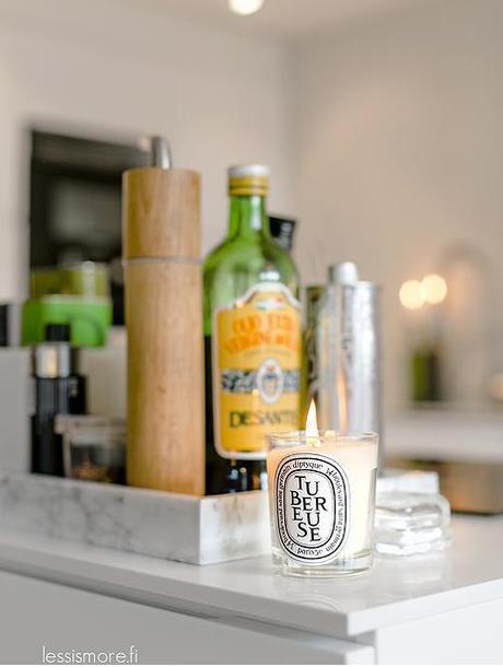 puro estilo nórdico moderno muebles de diseño librerias de obra grandes ventanales decoración en blanco casa de diseño blog decoración nórdica altos techos vigas blancas accesorios de diseño nórdico 