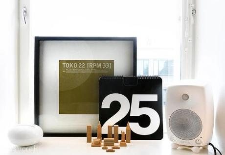 puro estilo nórdico moderno muebles de diseño librerias de obra grandes ventanales decoración en blanco casa de diseño blog decoración nórdica altos techos vigas blancas accesorios de diseño nórdico 