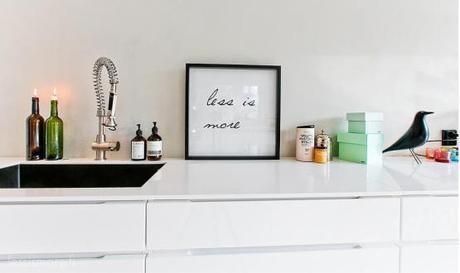 puro estilo nórdico moderno muebles de diseño librerias de obra grandes ventanales decoración en blanco casa de diseño blog decoración nórdica altos techos vigas blancas accesorios de diseño nórdico 